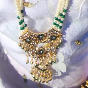 Indian jewelry set, coming with matching earrings and tikka